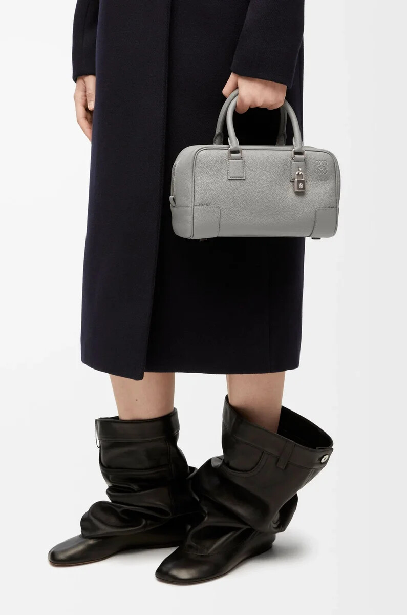 amazona 23 tasche aus weichem genarbtem kalbsleder in perlgrau