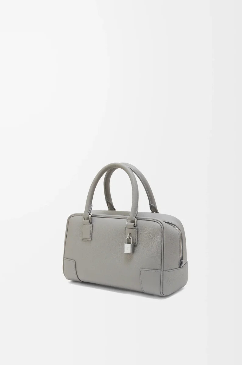 amazona 23 tasche aus weichem genarbtem kalbsleder in perlgrau