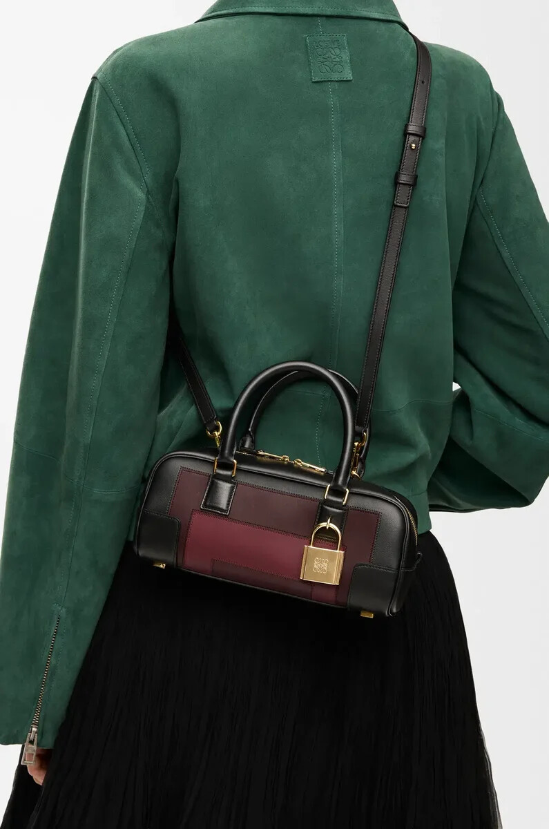 amazona 23 cropped bag aus nappa-kalbsleder schwarzburgunderrot