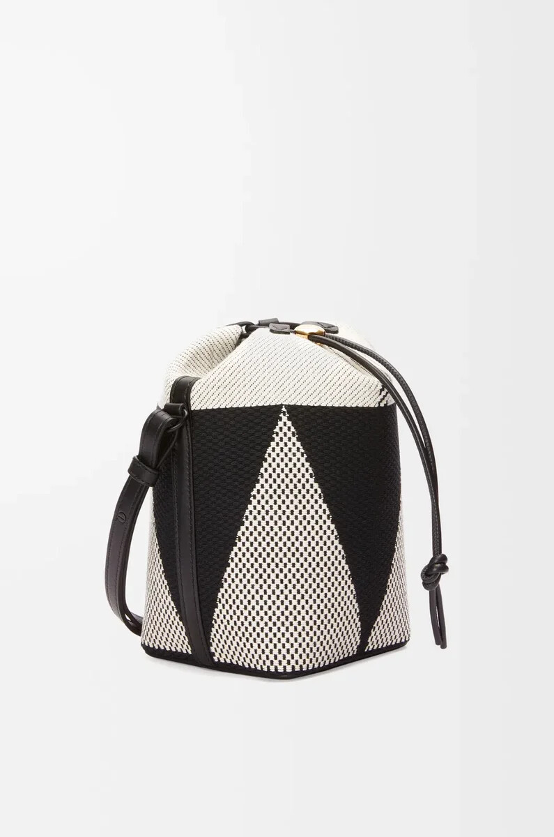 kleiner treasure bako eimer aus canvas-jacquard und kalbsleder naturschwarz