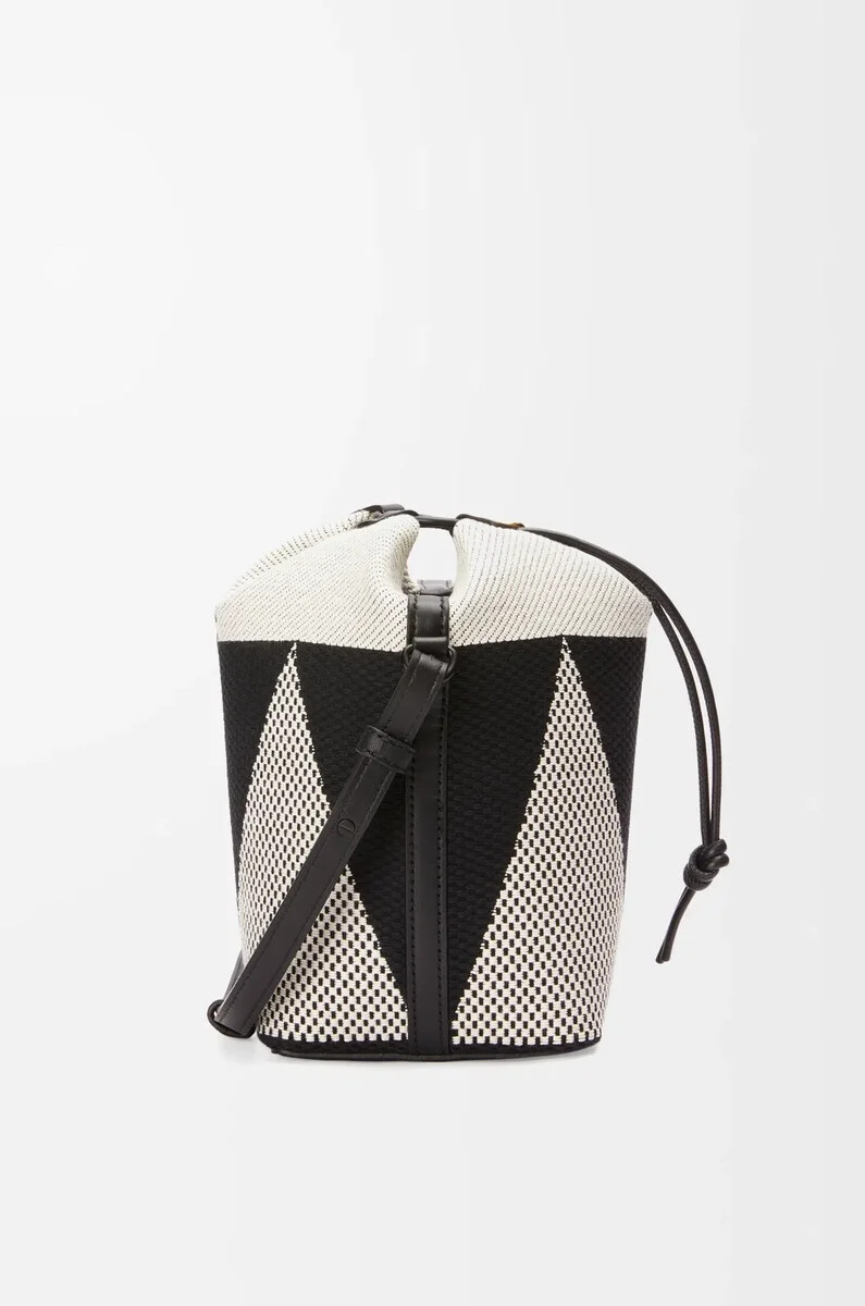 kleiner treasure bako eimer aus canvas-jacquard und kalbsleder naturschwarz