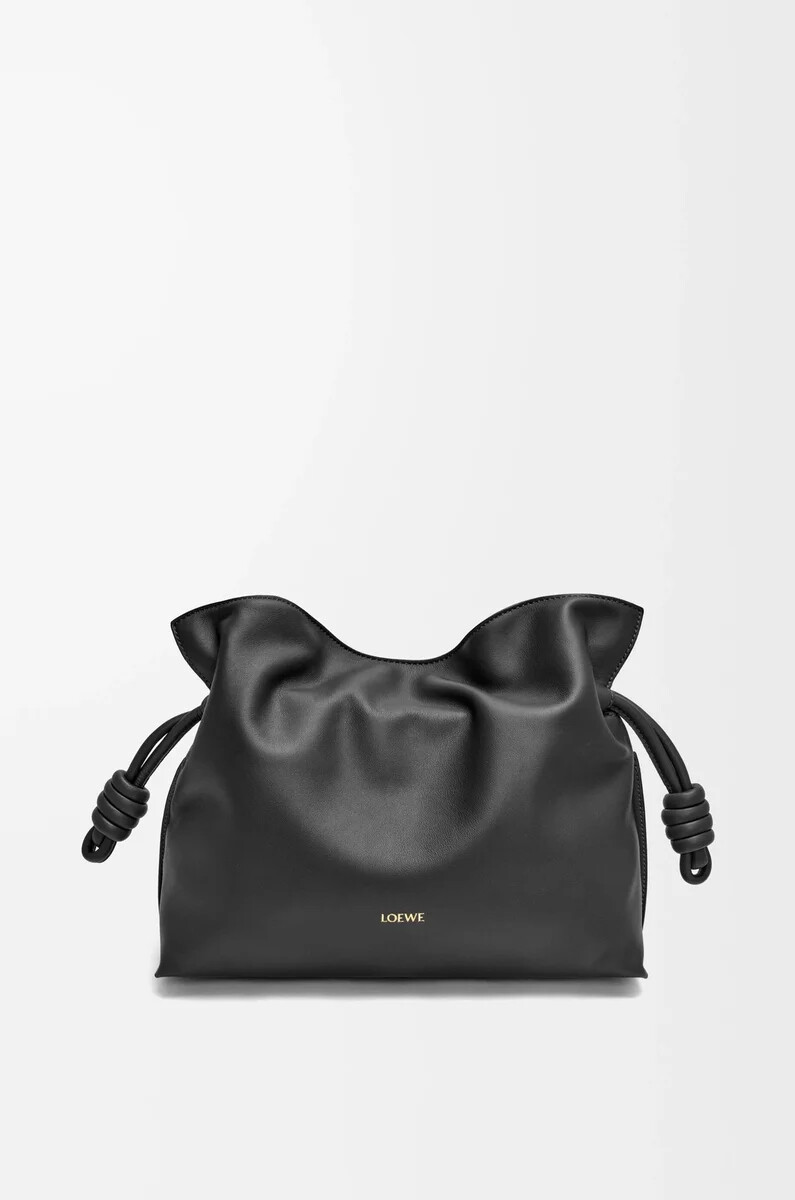 mittelgroße flamenco-clutch aus schwarzem nappa-kalbsleder