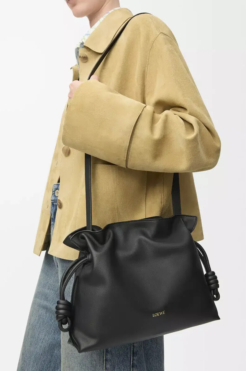 mittelgroße flamenco-clutch aus schwarzem nappa-kalbsleder