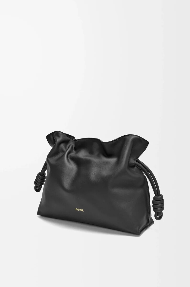 mittelgroße flamenco-clutch aus schwarzem nappa-kalbsleder