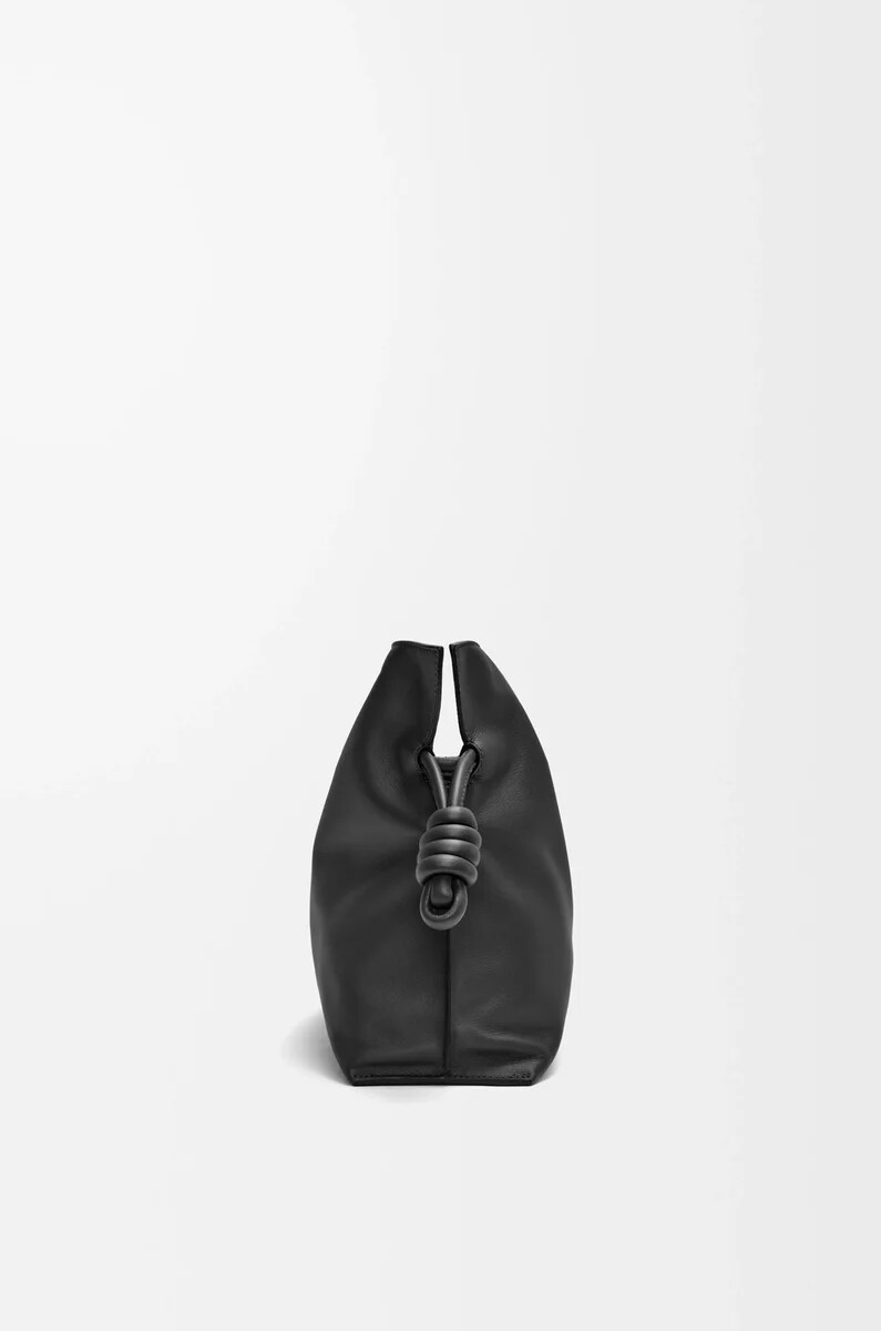 mittelgroße flamenco-clutch aus schwarzem nappa-kalbsleder