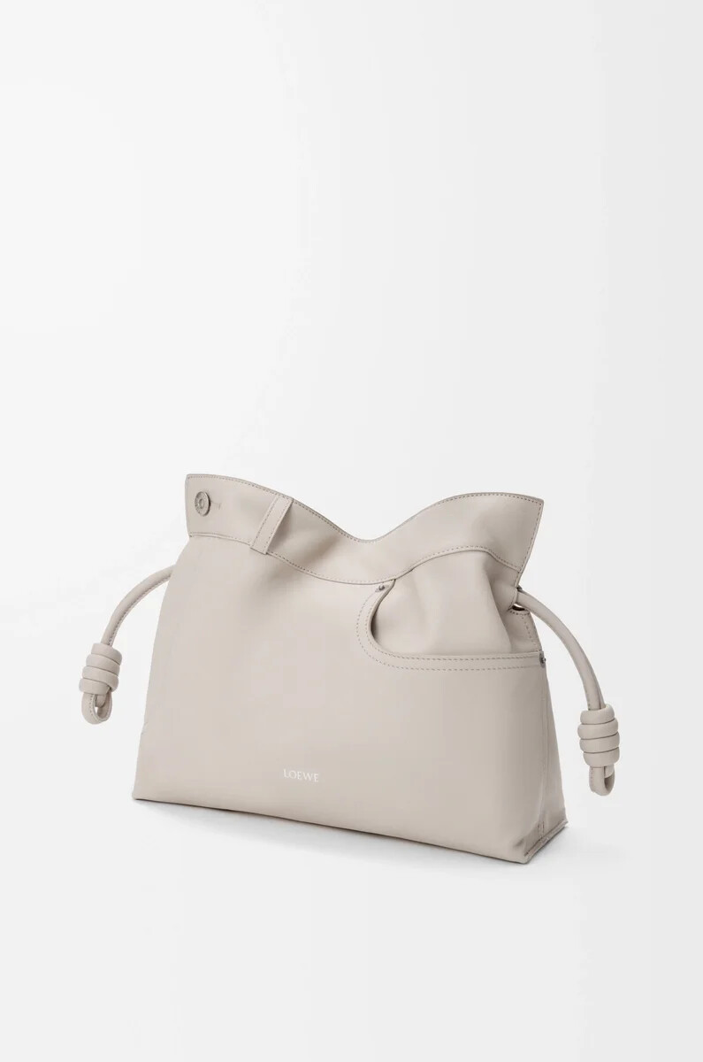 panta flamenco clutch in mittlerer größe aus glänzendem kalbsleder in der farbe light ghost