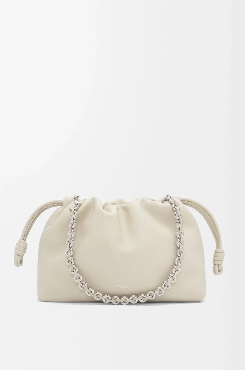 mittelgroße flamenco-handtasche aus weichem nappa-lammleder in meersalz