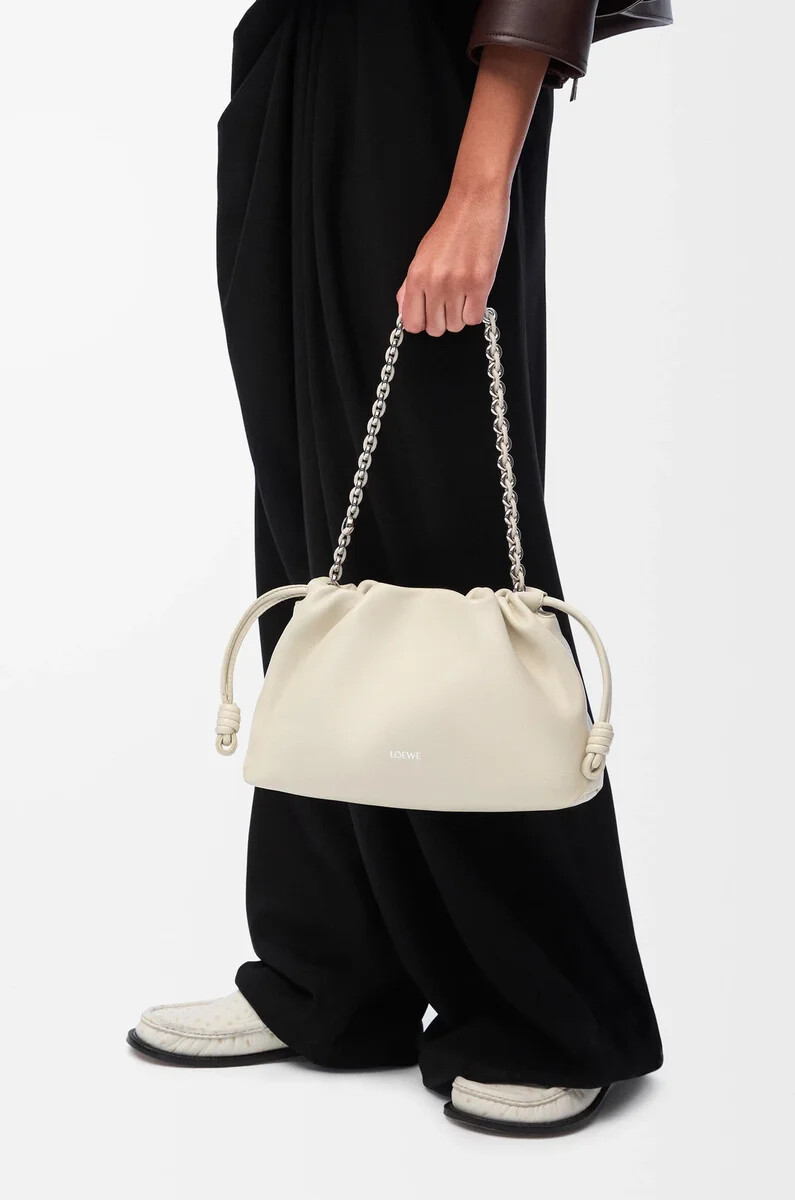 mittelgroße flamenco-handtasche aus weichem nappa-lammleder in meersalz