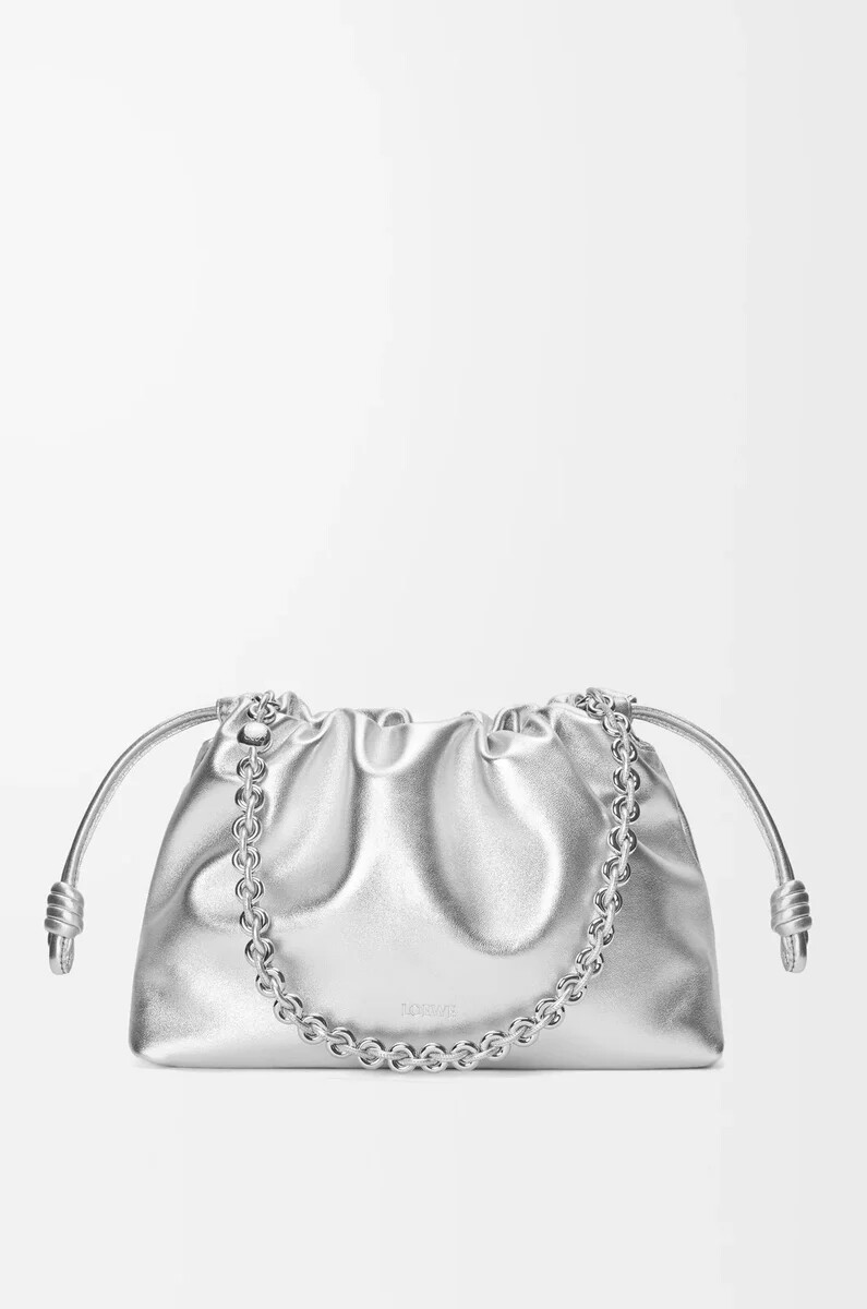 mittelgroße flamenco-handtasche aus laminiertem lammleder silber