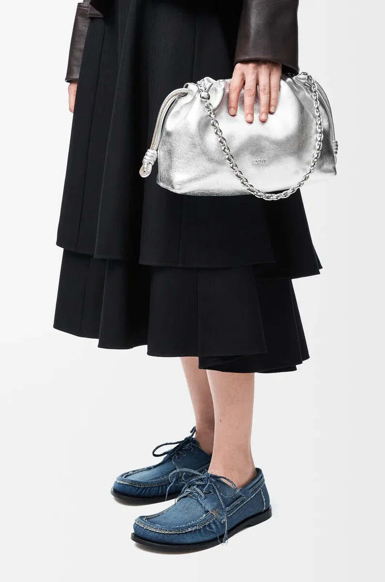 mittelgroße flamenco-handtasche aus laminiertem lammleder silber