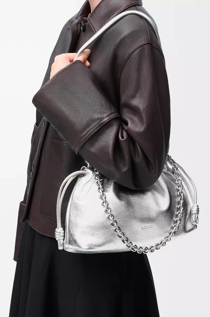 mittelgroße flamenco-handtasche aus laminiertem lammleder silber