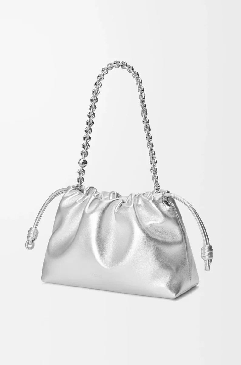 mittelgroße flamenco-handtasche aus laminiertem lammleder silber