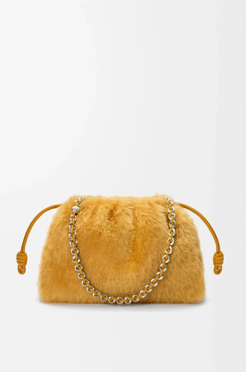mittelgroße flamenco-handtasche aus gelbem lammfell