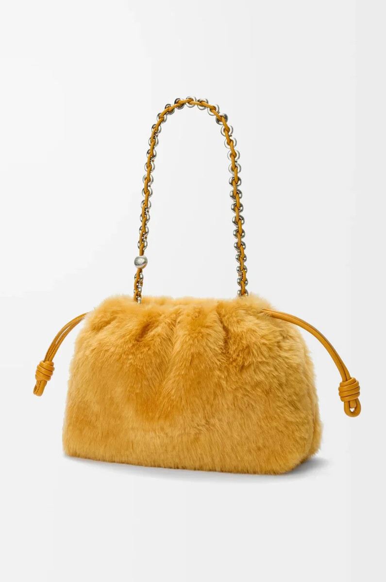 mittelgroße flamenco-handtasche aus gelbem lammfell