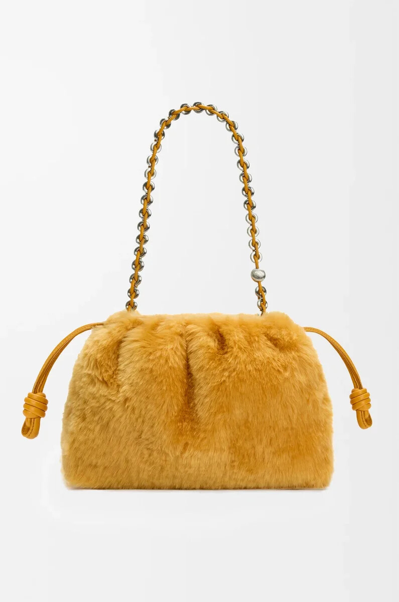 mittelgroße flamenco-handtasche aus gelbem lammfell