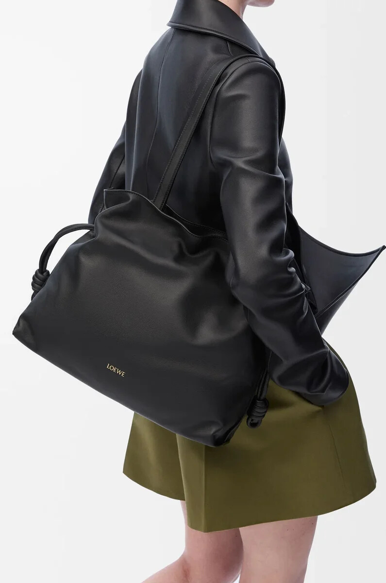 große flamenco-clutch aus schwarzem nappa-kalbsleder