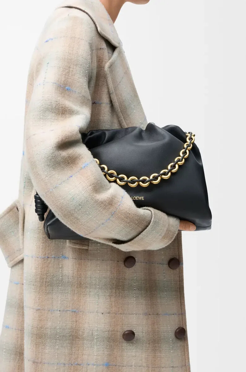 große flamenco-handtasche aus weichem schwarzem nappa-lammleder