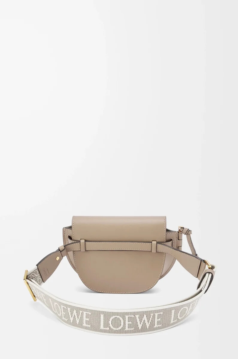 mini gate dual tasche aus weichem kalbsleder und jacquard-sand