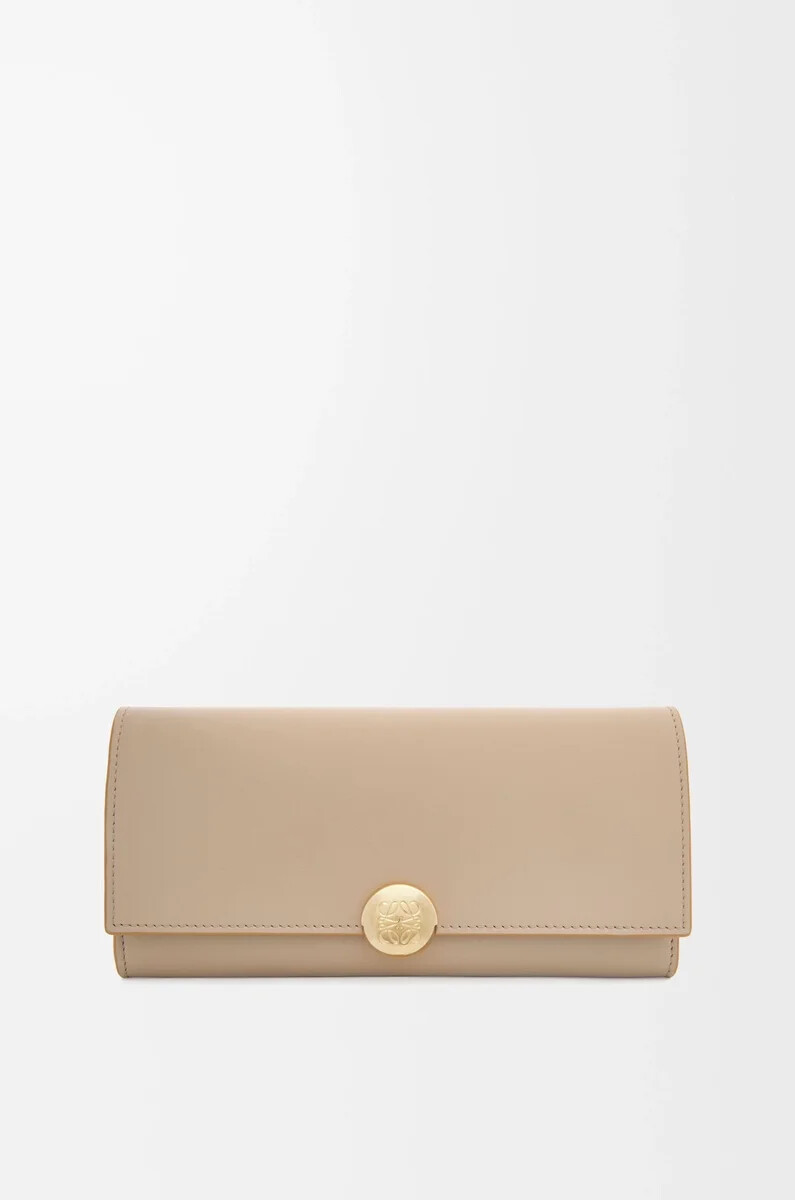 pebble continental portemonnaie aus glänzendem nappa-kalbsleder sand