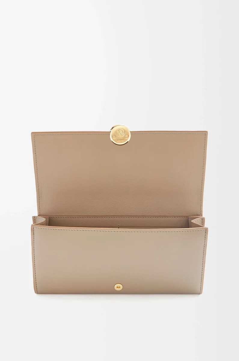pebble continental portemonnaie aus glänzendem nappa-kalbsleder sand