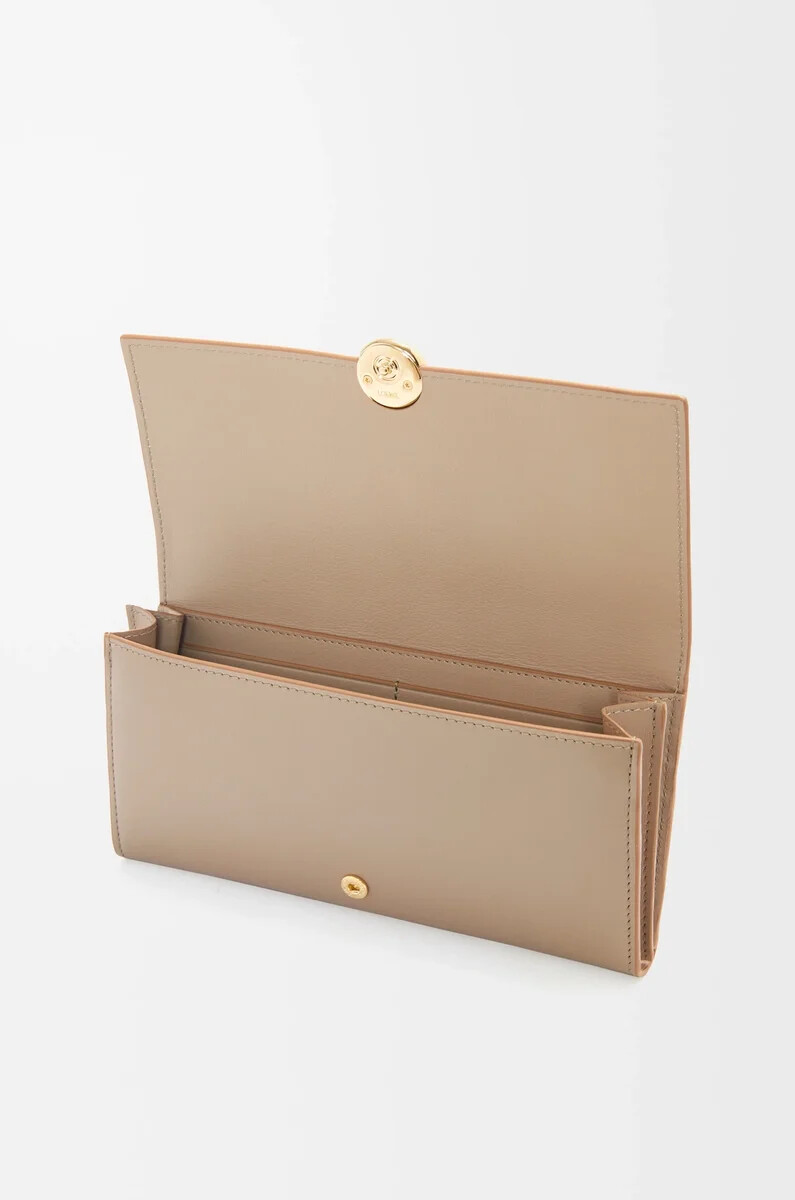 pebble continental portemonnaie aus glänzendem nappa-kalbsleder sand