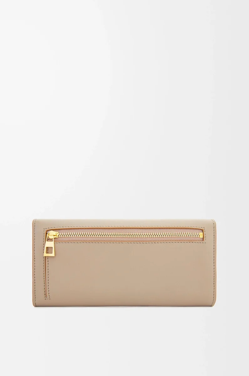 pebble continental portemonnaie aus glänzendem nappa-kalbsleder sand