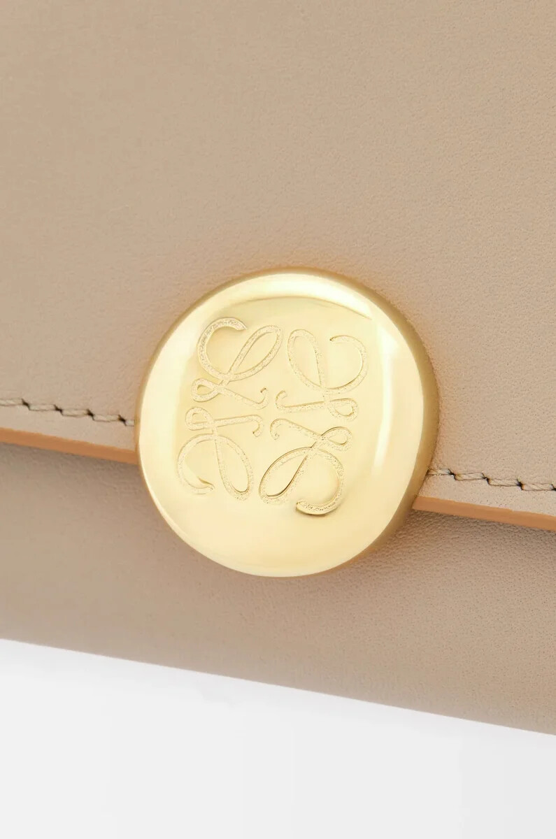 pebble continental portemonnaie aus glänzendem nappa-kalbsleder sand