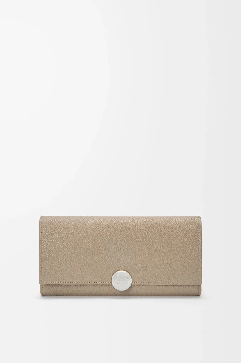 pebble continental portemonnaie aus kalbsleder mit mini-narbenstruktur ton