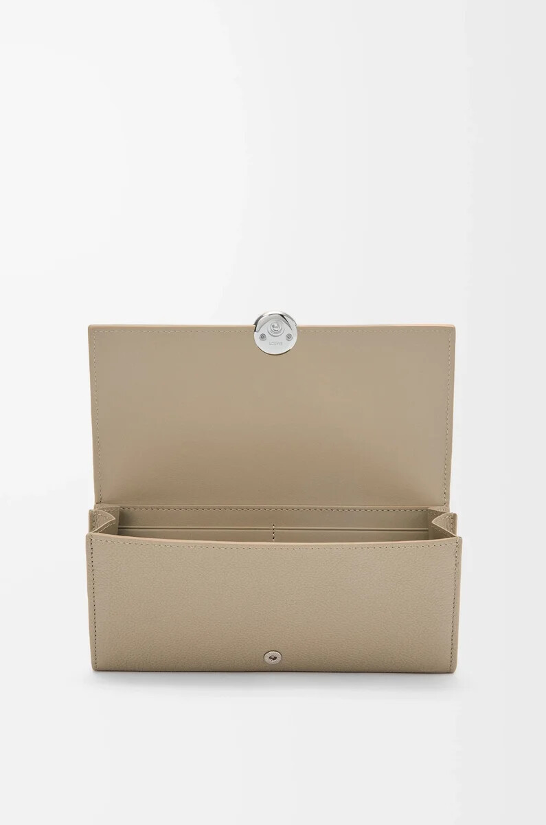 pebble continental portemonnaie aus kalbsleder mit mini-narbenstruktur ton