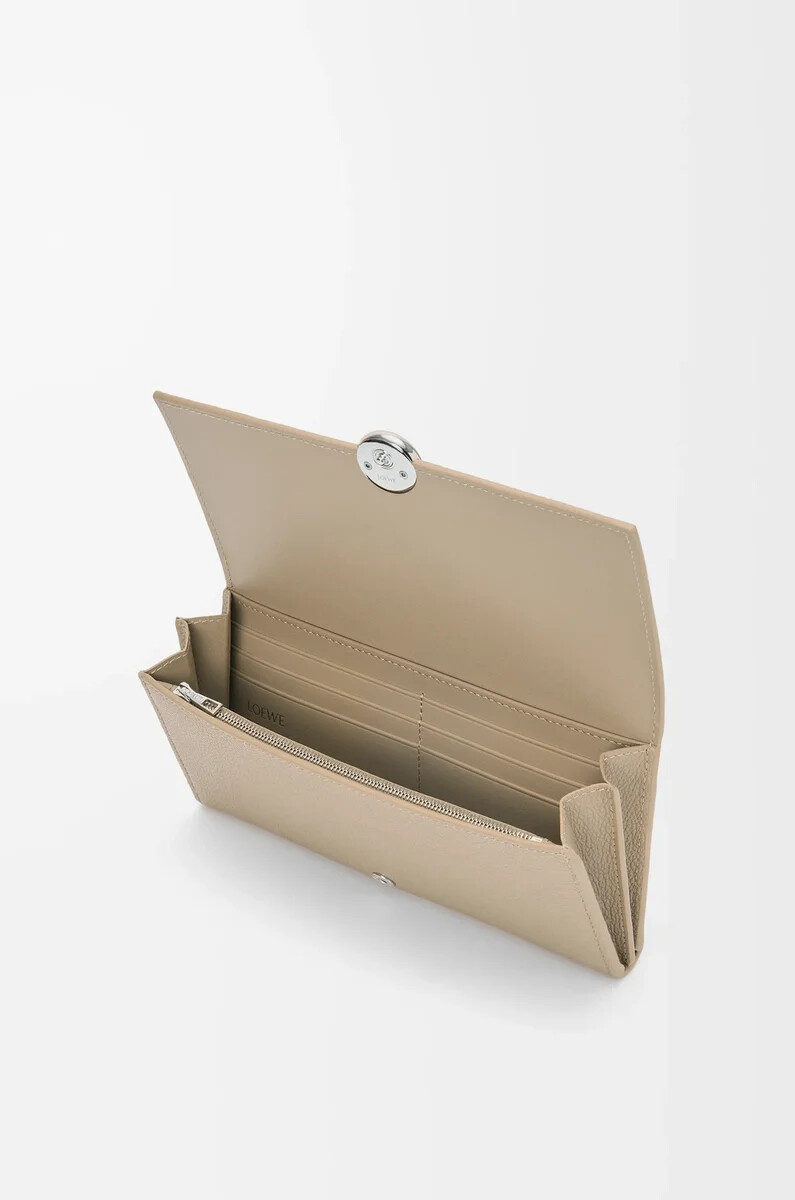 pebble continental portemonnaie aus kalbsleder mit mini-narbenstruktur ton