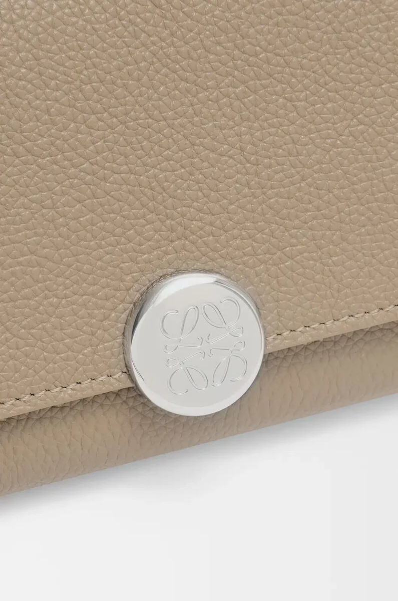 pebble continental portemonnaie aus kalbsleder mit mini-narbenstruktur ton