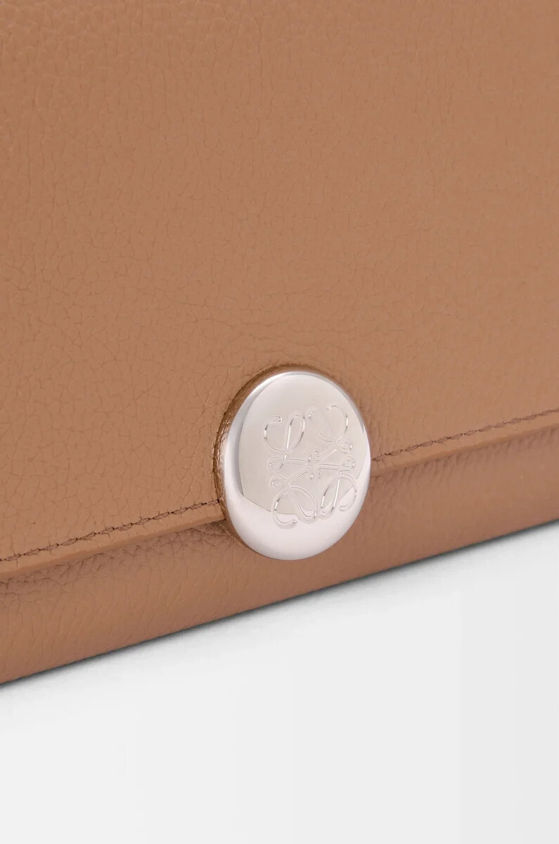 pebble continental portemonnaie aus genarbtem kalbsleder in mokka