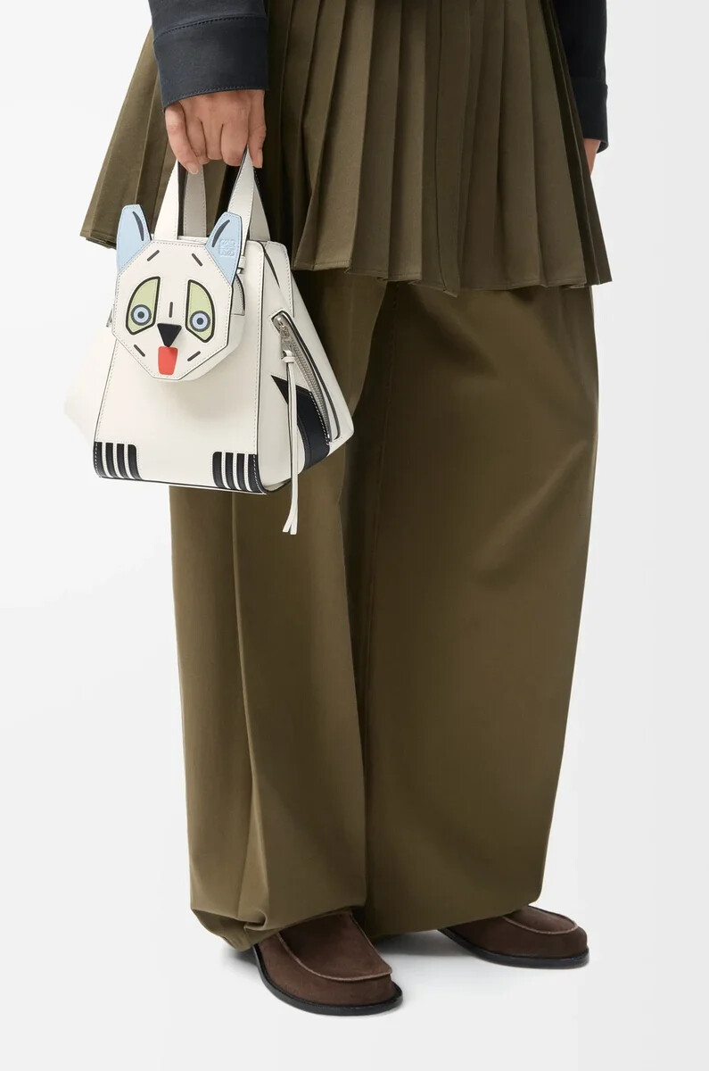 futurist cat kompakt-hängemattentasche aus klassischem kalbsleder in soft white