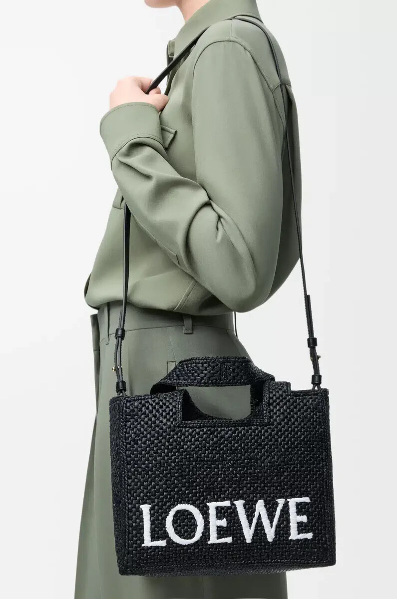 kleine loewe font tote aus schwarzem bast