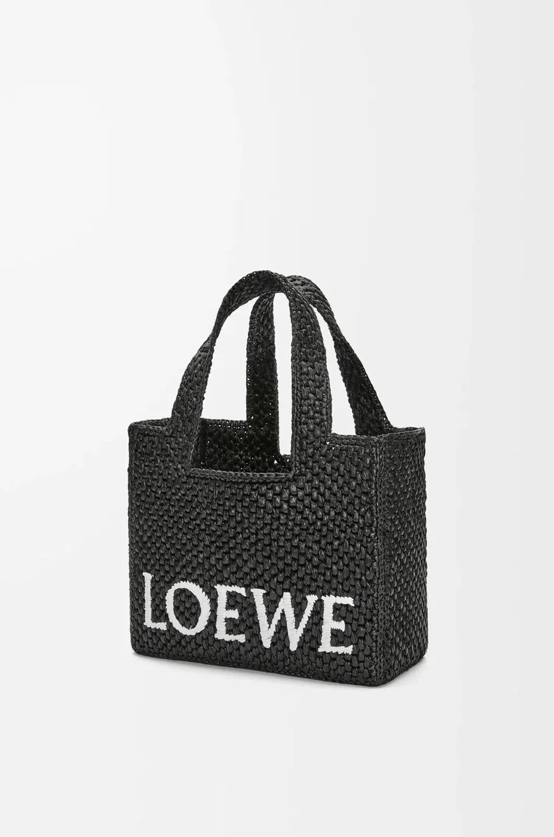 kleine loewe font tote aus schwarzem bast