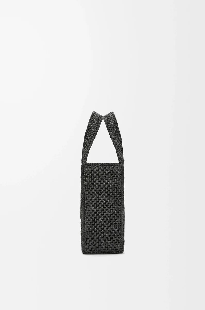 kleine loewe font tote aus schwarzem bast