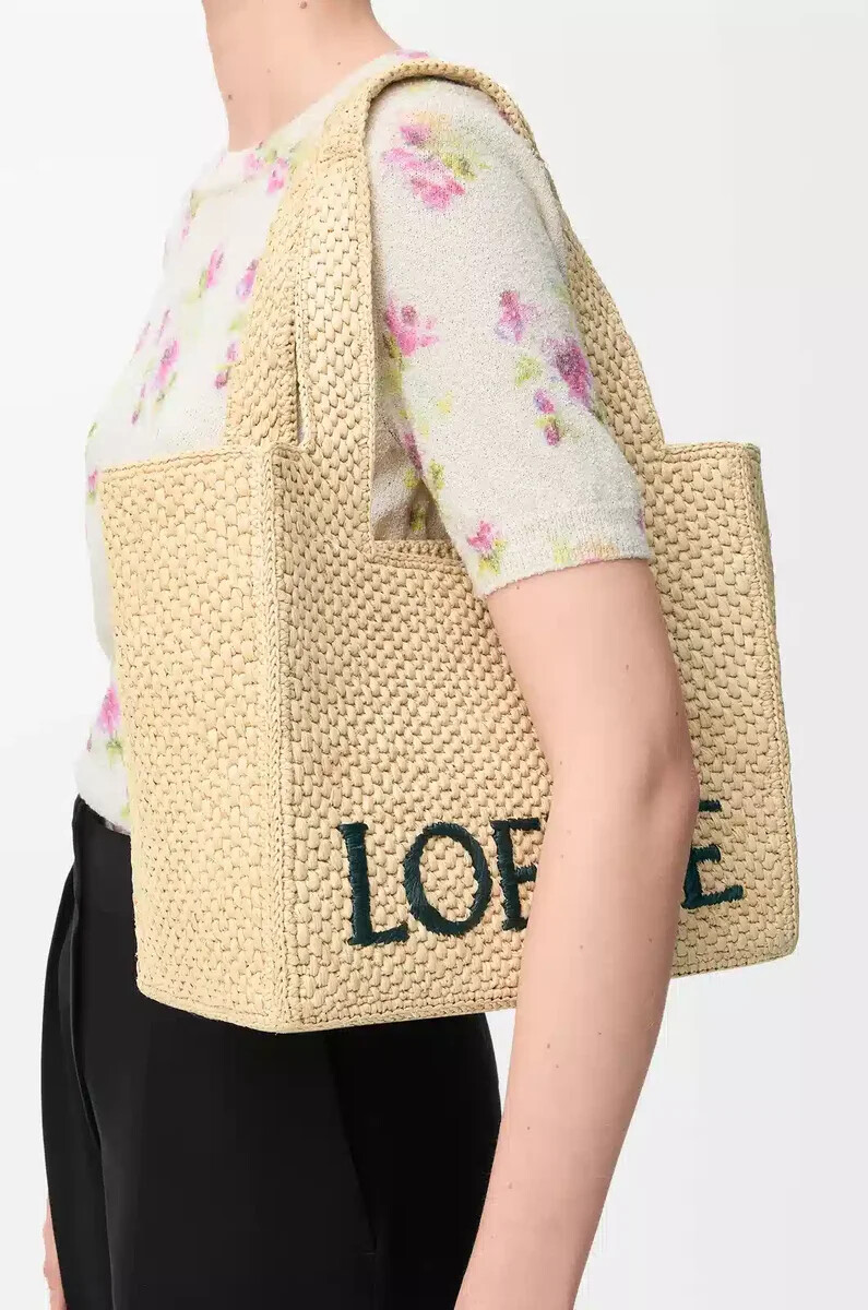 mittelgroße loewe font tragetasche aus bast natur