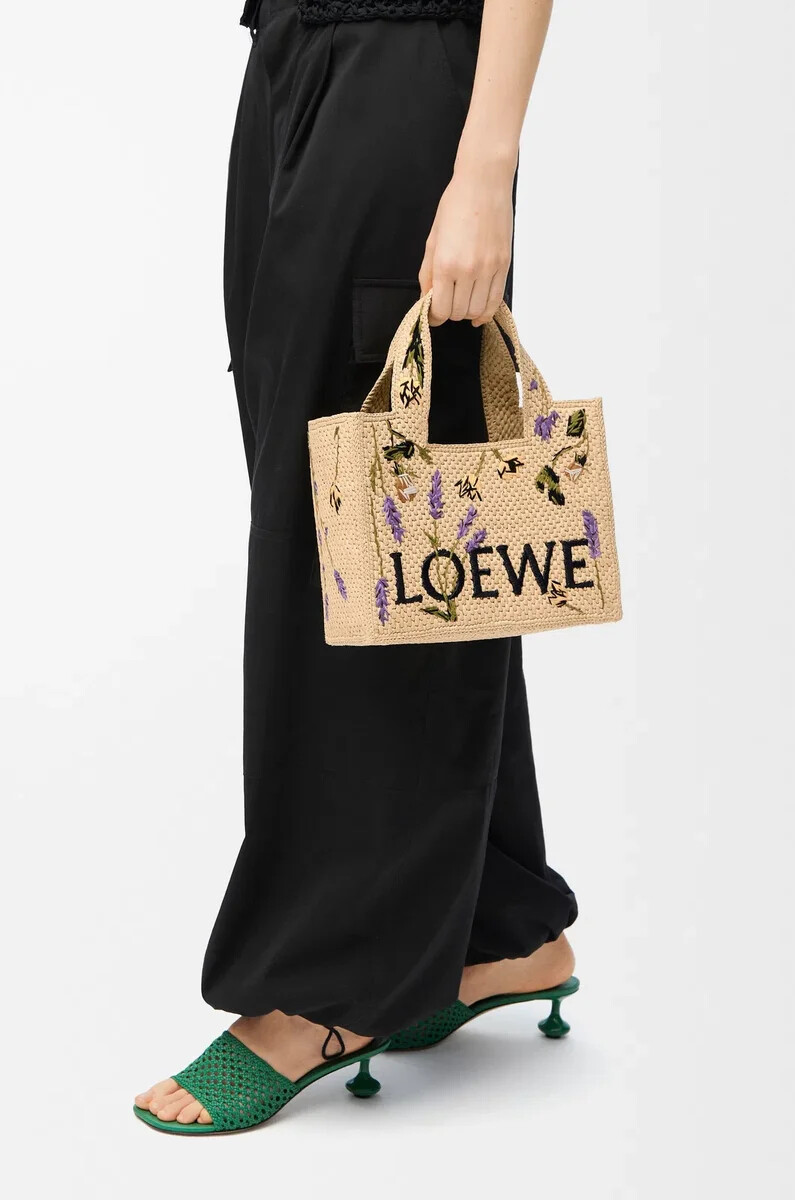 kleine loewe font tragetasche aus bast natur