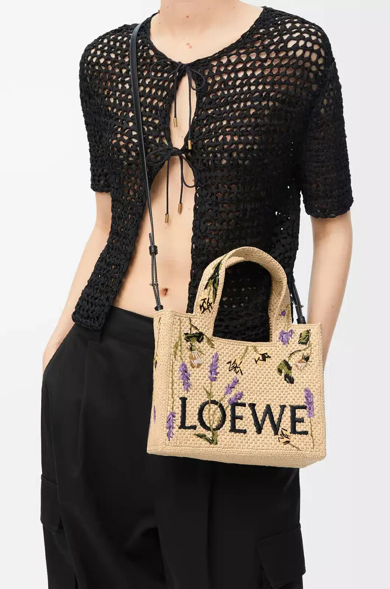 kleine loewe font tragetasche aus bast natur