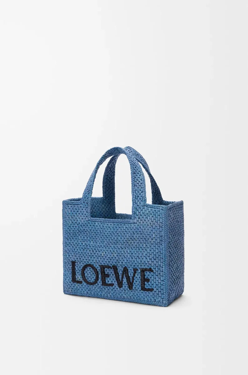 mini loewe font tote in bast hellblau