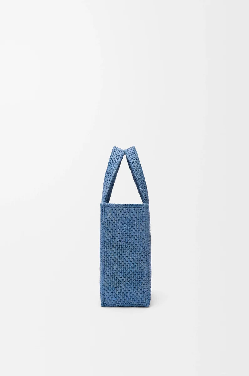mini loewe font tote in bast hellblau