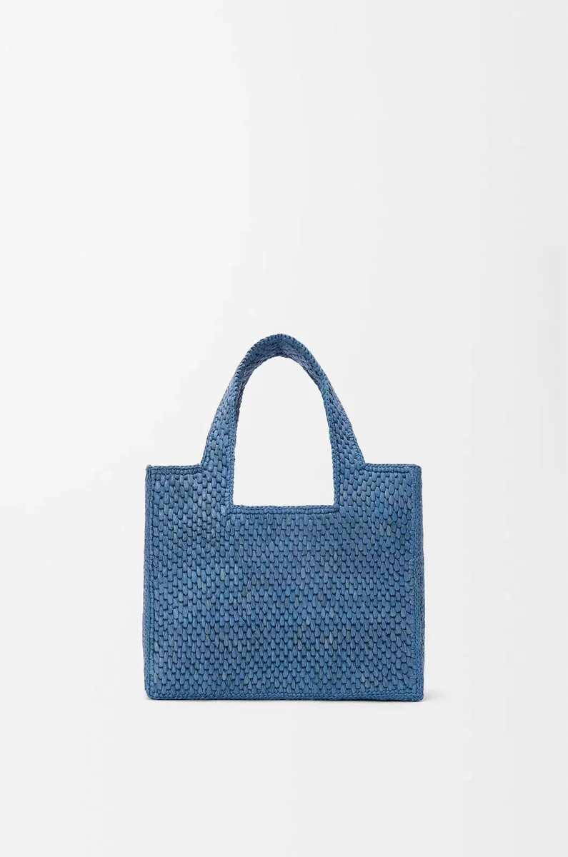 mini loewe font tote in bast hellblau
