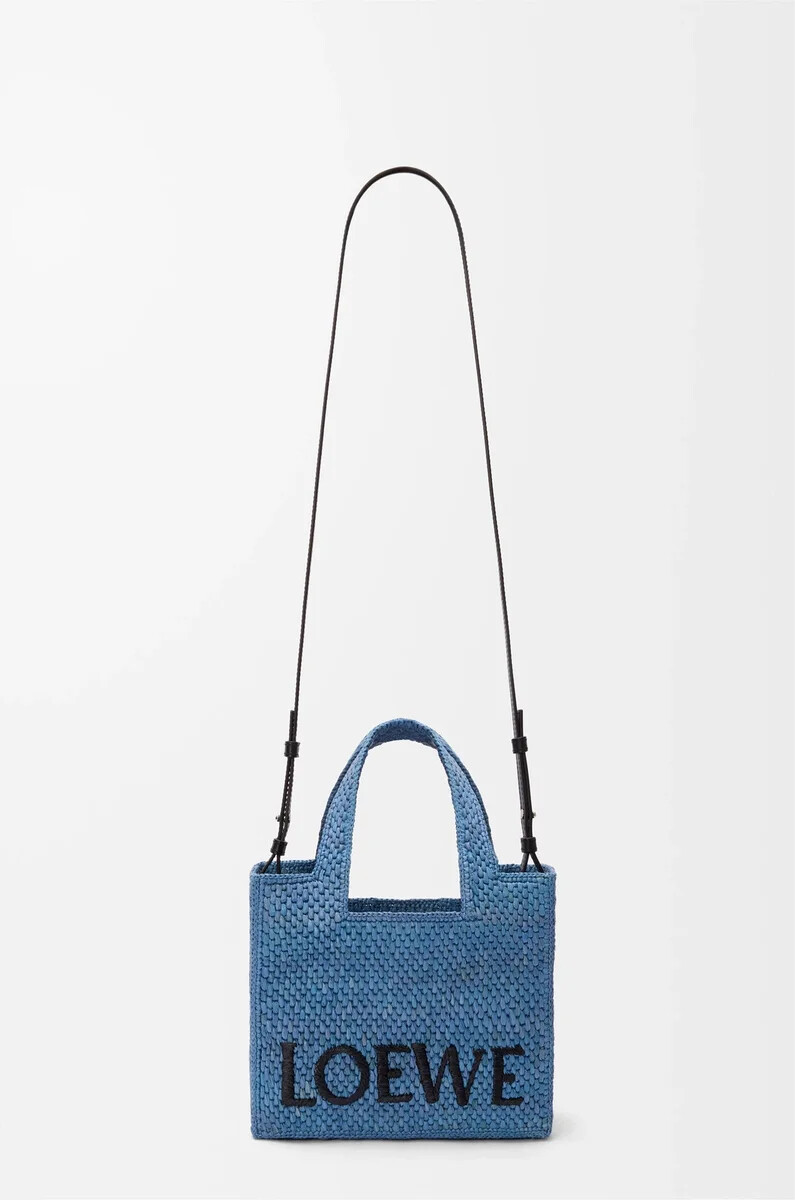 mini loewe font tote in bast hellblau