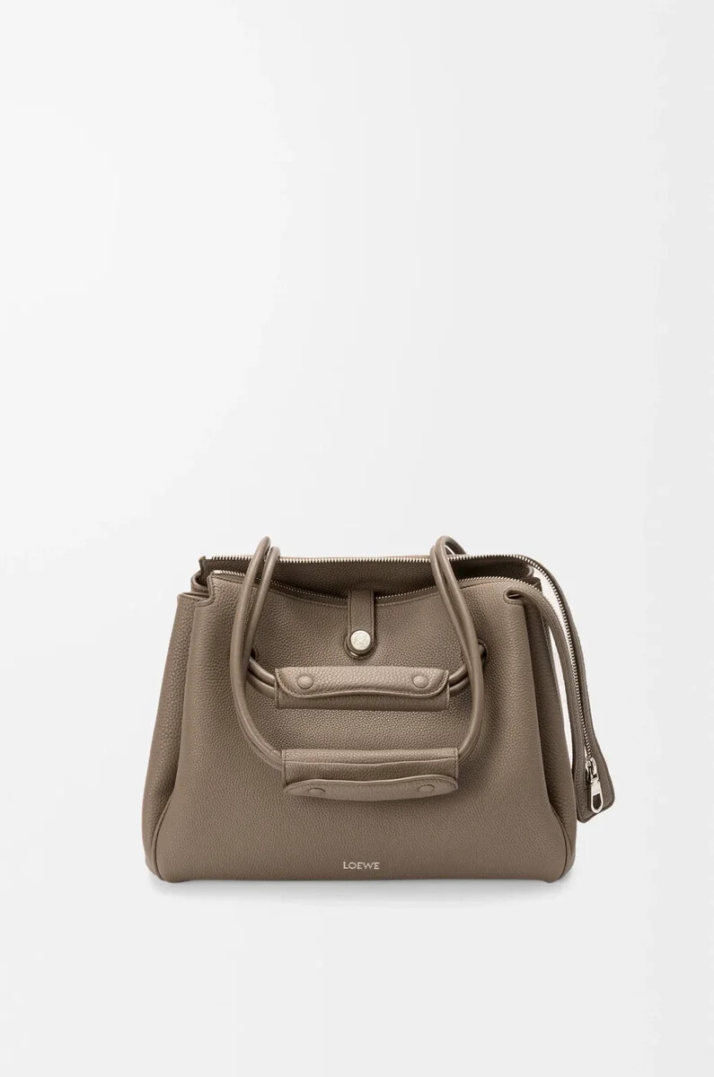 mittelgroße madrid-tasche aus geschmeidigem genarbtem kalbsleder in taupe