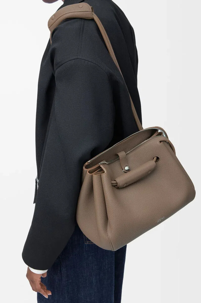 mittelgroße madrid-tasche aus geschmeidigem genarbtem kalbsleder in taupe