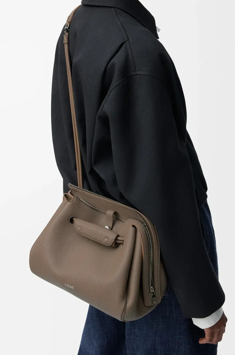 mittelgroße madrid-tasche aus geschmeidigem genarbtem kalbsleder in taupe
