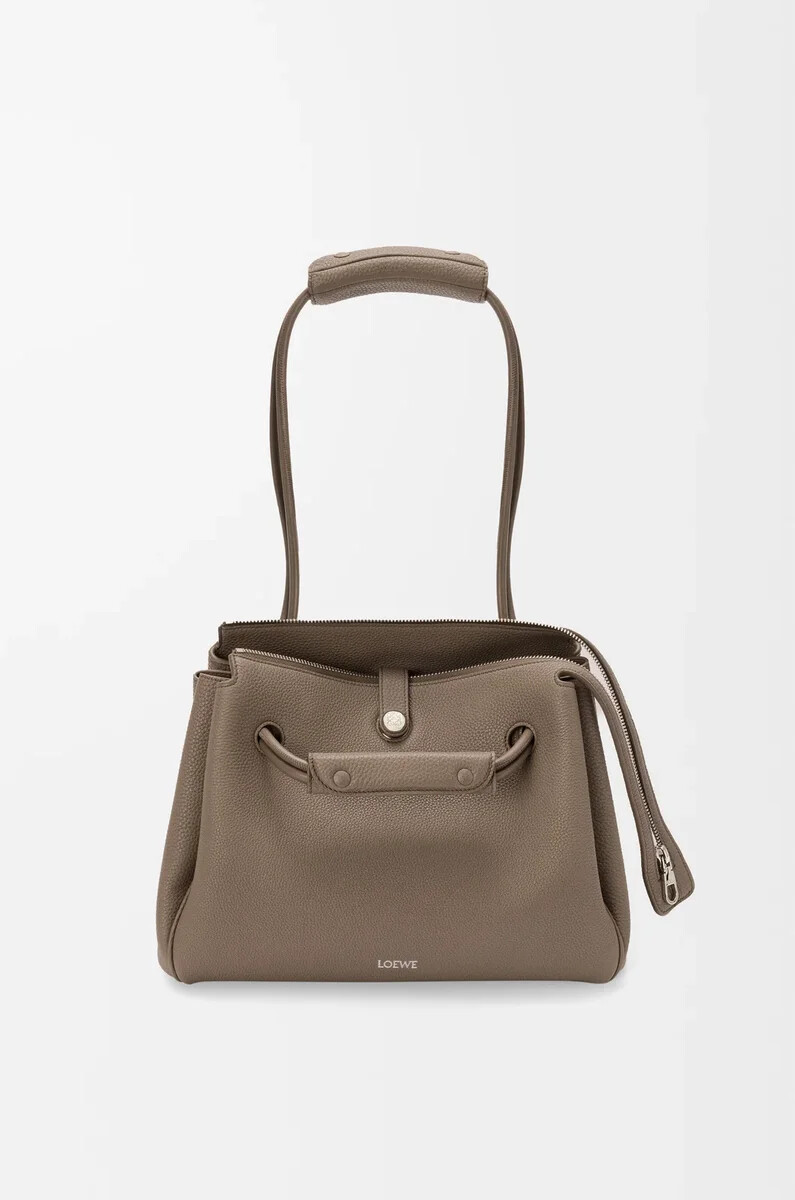 mittelgroße madrid-tasche aus geschmeidigem genarbtem kalbsleder in taupe