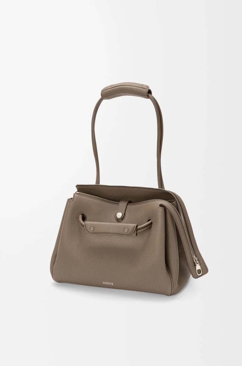 mittelgroße madrid-tasche aus geschmeidigem genarbtem kalbsleder in taupe