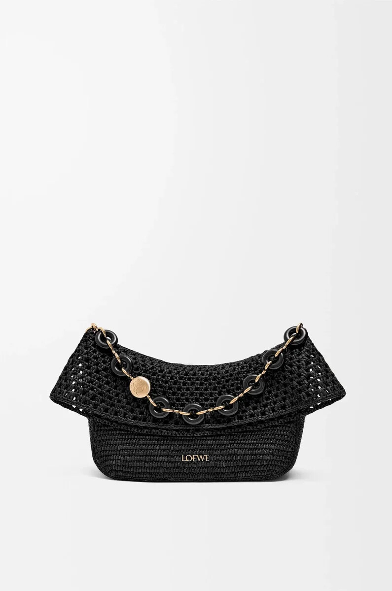 mittelgroße ola-tasche aus bast und kalbsleder schwarz