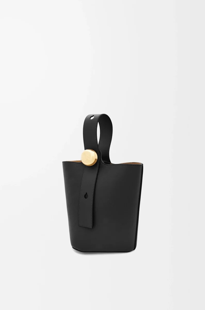 mini pebble eimer aus glattem kalbsleder schwarz
